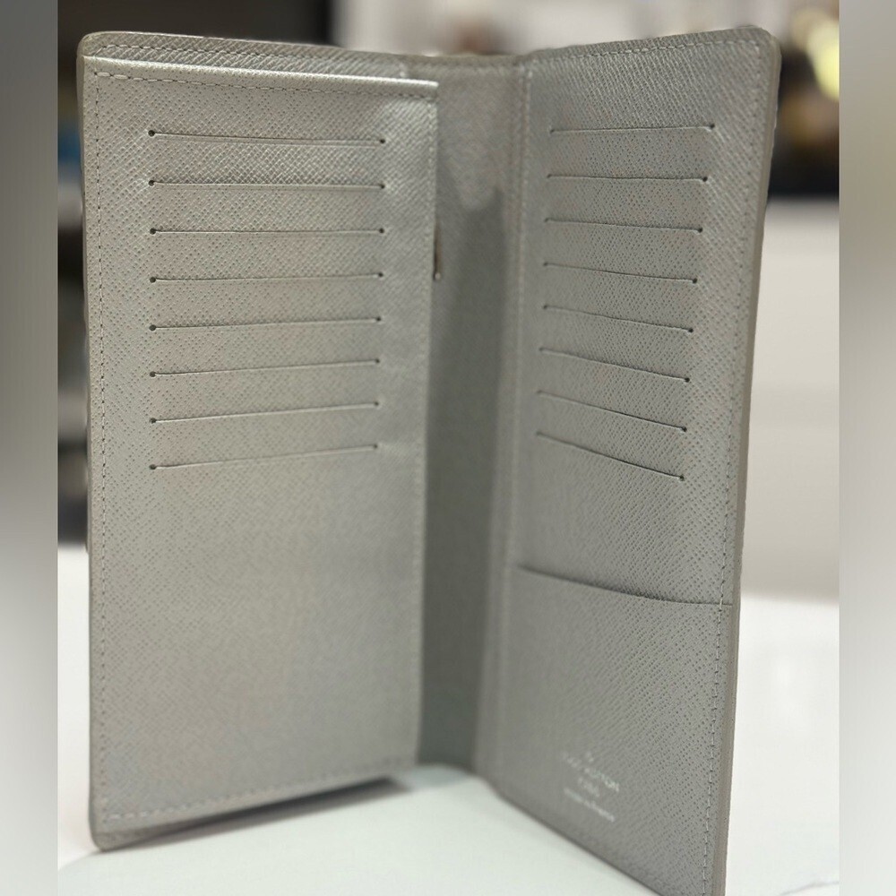 Louis Vuitton Brazza Monogram Logo White Wallet Limited Edition with Keychain! - Picture 7 of 10